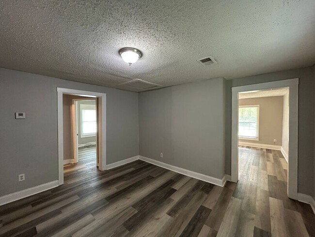 Building Photo - 433 Carpenter St