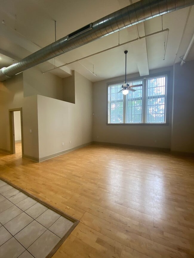 Foto del edificio - Renovated 2 Bed 1 Bath Apartment with W/D!