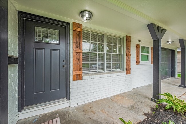 Building Photo - 2112 Walnut Ln