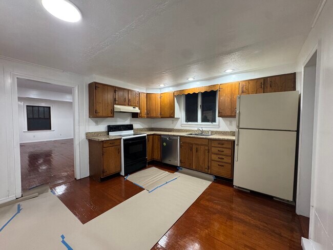 Building Photo - 375 N Elm St