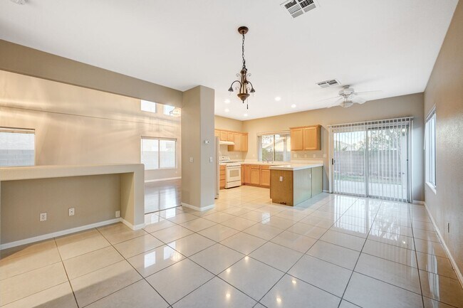Foto del edificio - 2 STORY HOME W/3 BDRMS, 2.5 BATH & A 2 CAR...