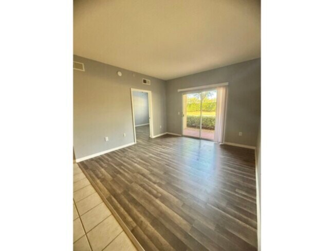 Building Photo - Annual 2-bedroom Condo in The Gardens At Beach Walk! Water Included!