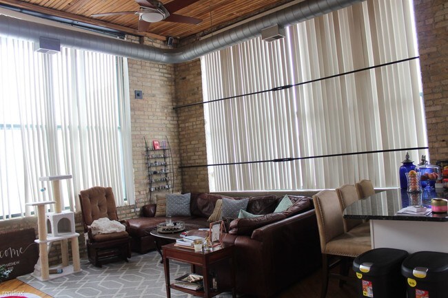 Building Photo - 2654 W Medill Ave
