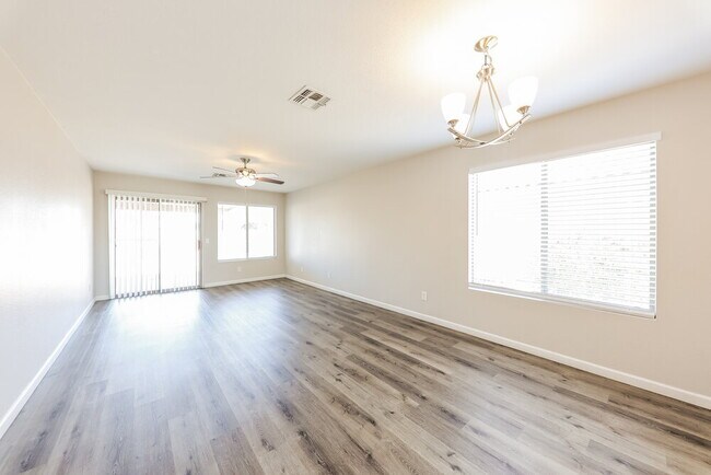 Foto del edificio - 16218 W Woodlands Ave