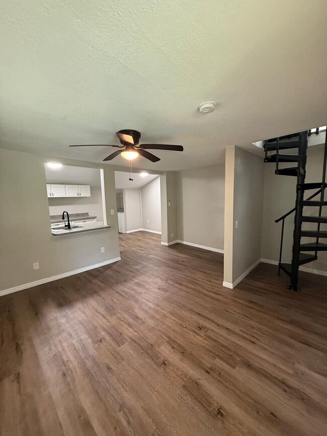 Building Photo - Renovated 2 bedroom, 2 bathroom duplex in ...