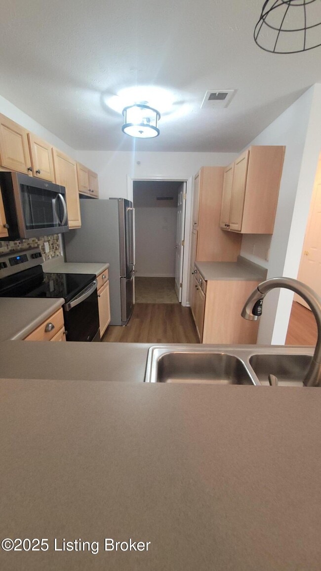 Foto del edificio - 6403 Shelton Circle