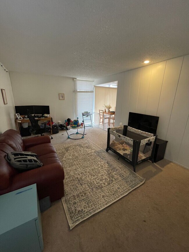 Foto del edificio - Spacious Ground Level 2 Bedroom 1 Bath