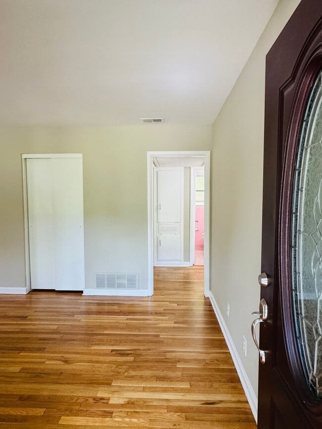 Building Photo - This Adorable 3 Bedroom is READY FOR MOVE IN!