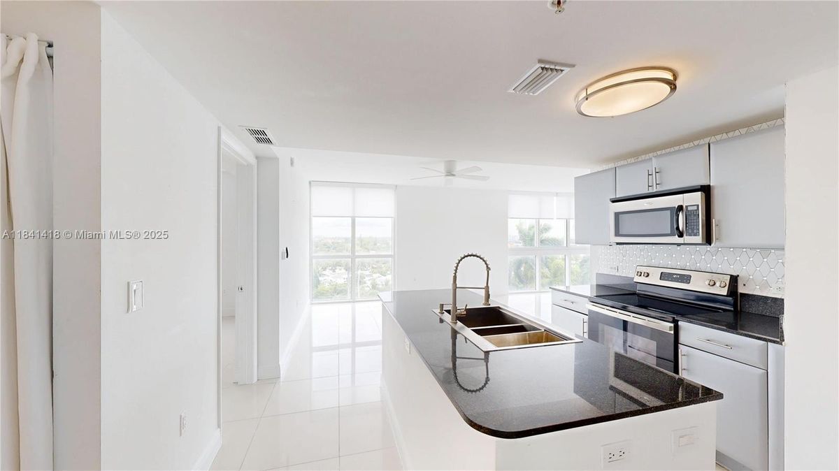 Foto principal - 1861 NW S River Dr