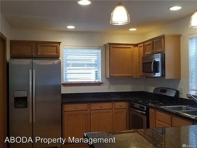 Building Photo - Spacious 4 Bedroom Townhome with Private F...