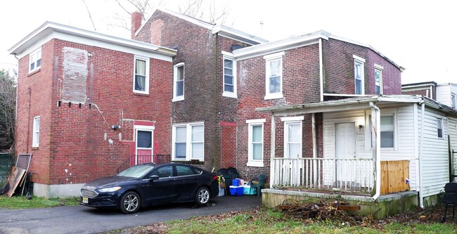 Building Photo - Updated large 2BR 1BA home with driveway p...