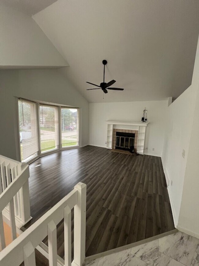 Foto del edificio - Spacious 4 Bedroom With Convenient Location!!