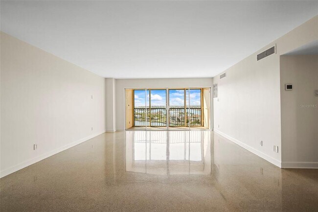 Foto del edificio - 10355 Paradise Blvd