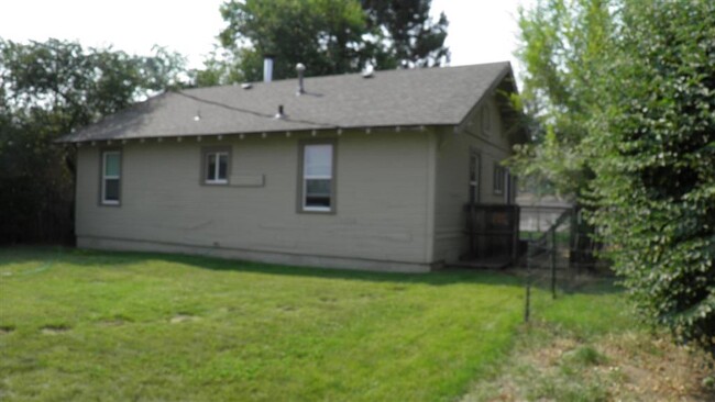 Building Photo - 464 SE Cleveland Ave