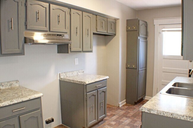 Foto del edificio - Dwight Ave House:New Year, New Home: 50% O...