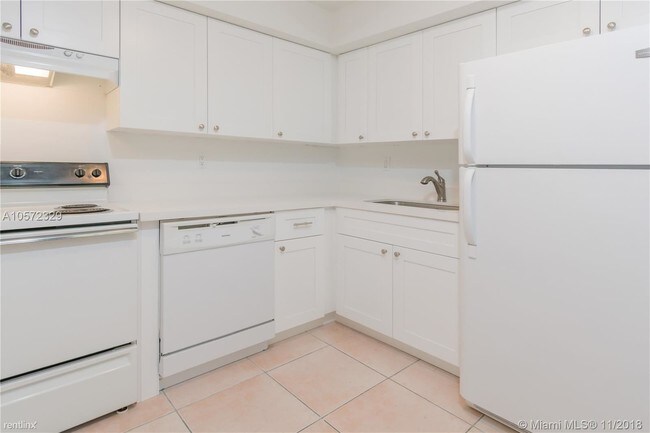 Building Photo - 3 br, 2 bath  - 3912 Ponce de Leon Blvd # 1