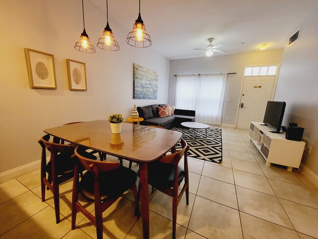 Building Photo - Perfectly located and fully furnished town...