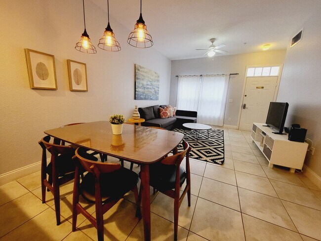 Foto del edificio - Perfectly located and fully furnished town...