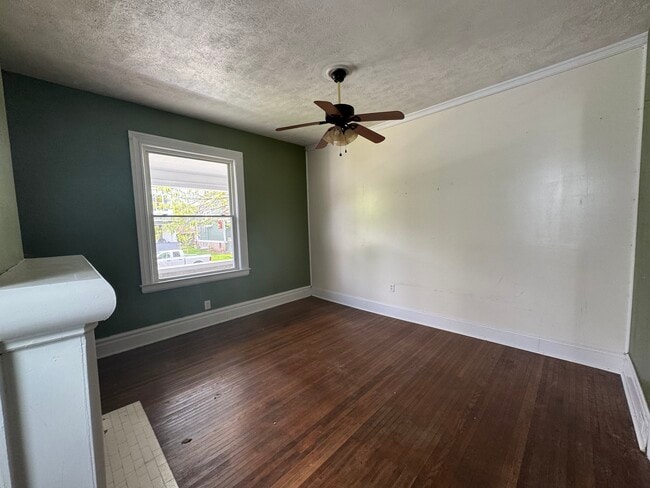 Living room - 38 Walnut Ave