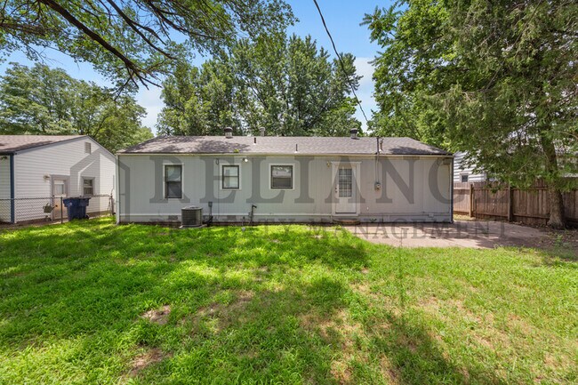 Building Photo - 1126 E Crowley St