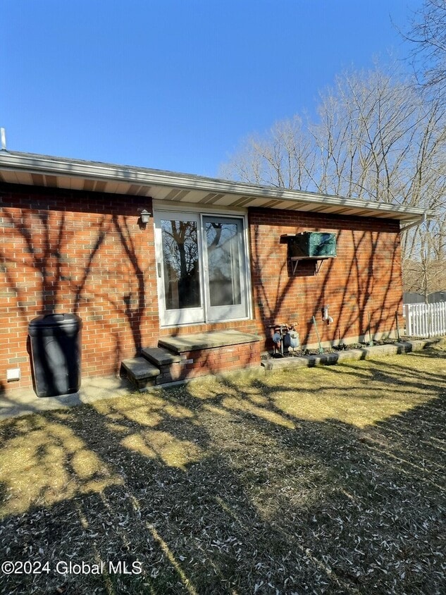 18 Peter Dr Unit A, Colonie, NY 12205 Room for Rent in Colonie, NY