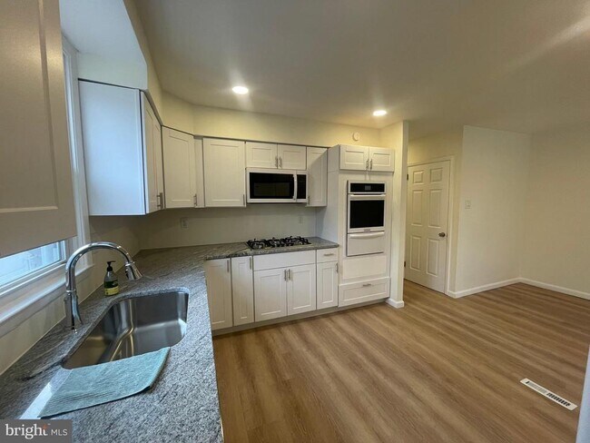 Building Photo - 1230 Napfle Ave