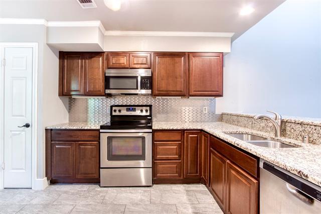 Building Photo - 9616 Highland View Dr
