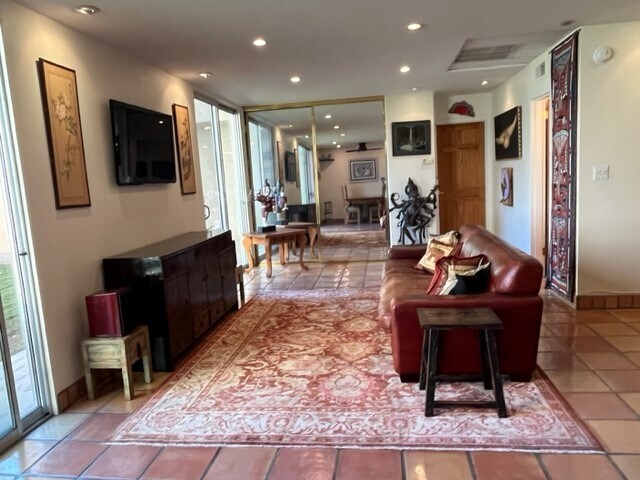 Foto del edificio - 100 S Doheny Dr