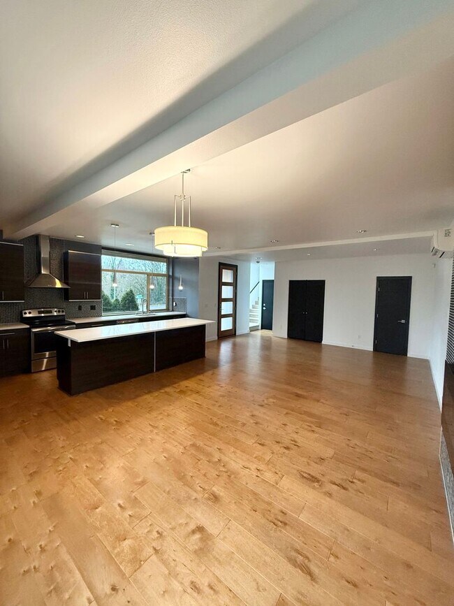 Foto del edificio - Contemporary West Seattle Home on a Tree-Lined Street – Near Parks, Beaches & Downtown