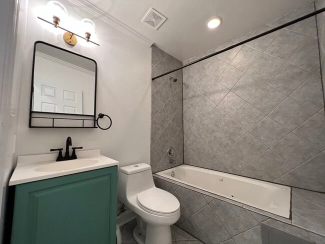 Main bathroom - 1660 W Virginia Ave NE