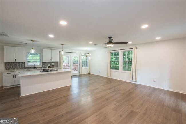 Building Photo - 83 Lucia Dr SE
