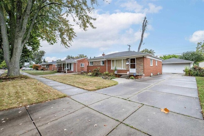 Building Photo - 32725 Grinsell Dr