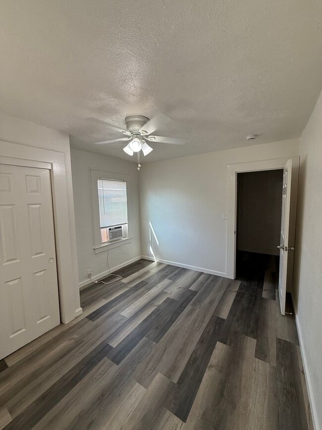 Foto del edificio - Available Soon!