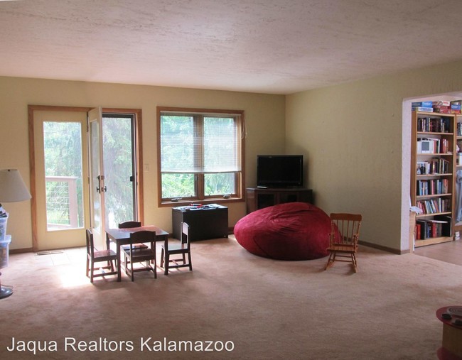 Building Photo - 4 br, 2.5 bath House - 370 Sunnywood Drive