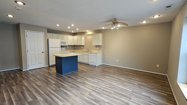 Foto del edificio - Modern 3-Level Townhouse in a Desirable Ne...