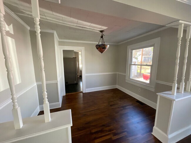 Building Photo - Spacious 2 bedroom 1 bath home with 1 car ...