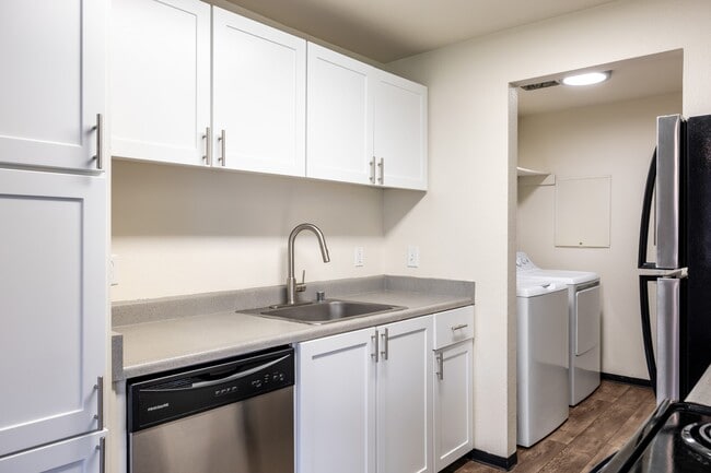 Building Photo - Renaissance at 29th