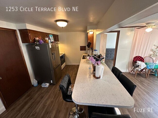 Foto del edificio - 1253 Circle Terrace Blvd NE