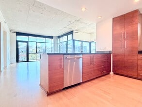 Building Photo - 1830 NW Riverscape St