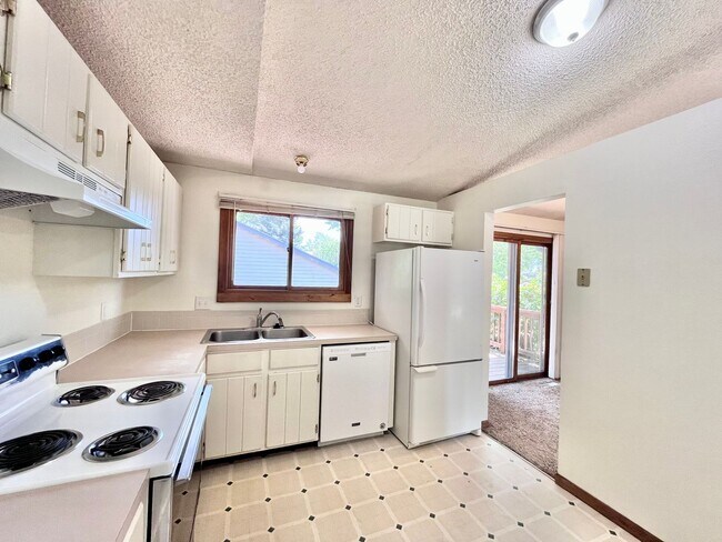 Foto del edificio - 3 Bedroom, 2 Bath Bi-Level Home with 2 car Attached Garage in Northwest Loveland, CO