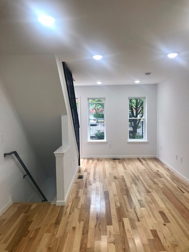 Building Photo - Large 1 Bedroom 1 bath house + Private yard