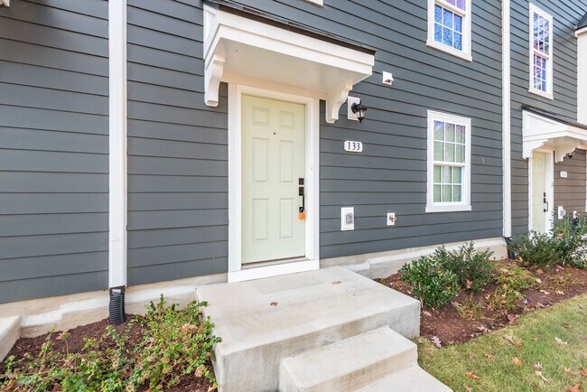 Building Photo - 4 Bedroom Townhouse in 751 South- Availabl...
