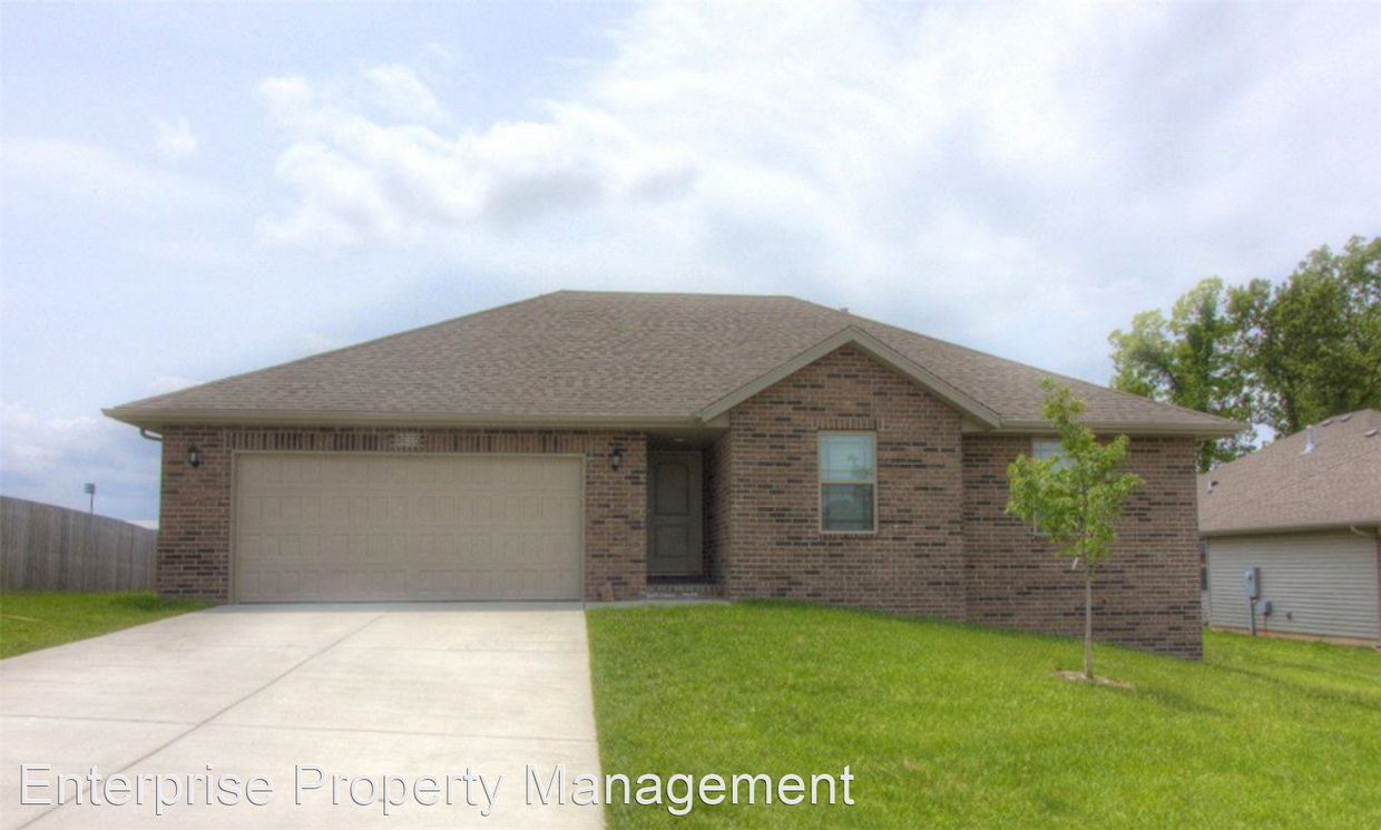 3 br, 2 bath House 1302 W Millpond Dr House Rental in Ozark, MO