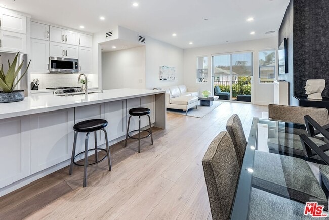 Foto del edificio - 4820 Bellflower Ave