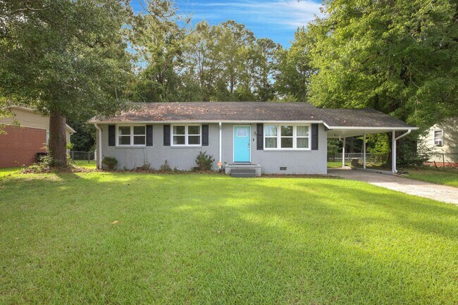 Building Photo - Home Close to Amenities