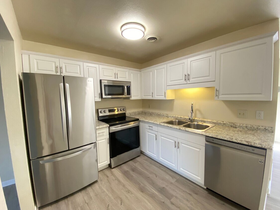 Primary Photo - Spacious, Renovated Townhouse for Rent in ...