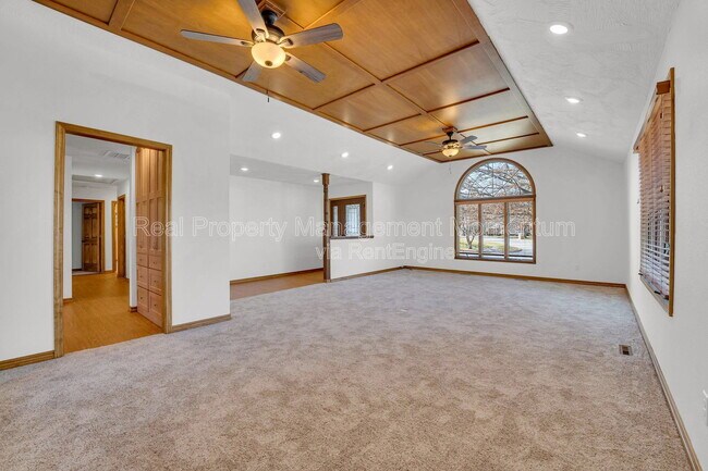 Foto del edificio - 1868 S White Oak Ave