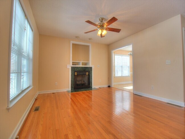 Building Photo - Beautiful 3 bedroom / 2.5 Bath Home in Win...