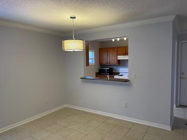 Dining area with pass through to kitchen - 1770 Parakeet Way