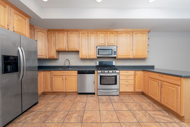 Foto del edificio - 3-Bedroom Home with Finished Basement in P...